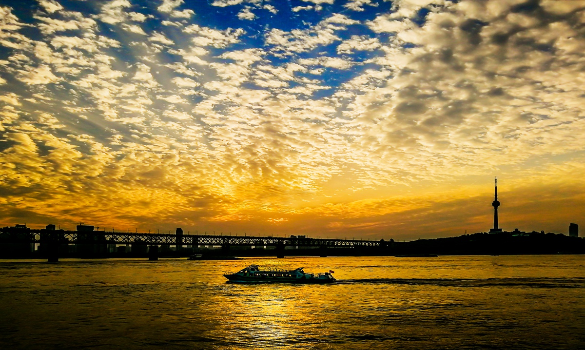 金灿夕辉映满江